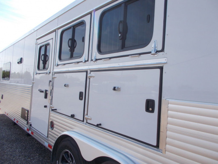 New 2022 Sundowner Trailers Horizon 8011 3 Horse