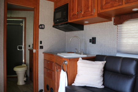 New 2022 Sundowner Trailers Horizon 8011 3 Horse