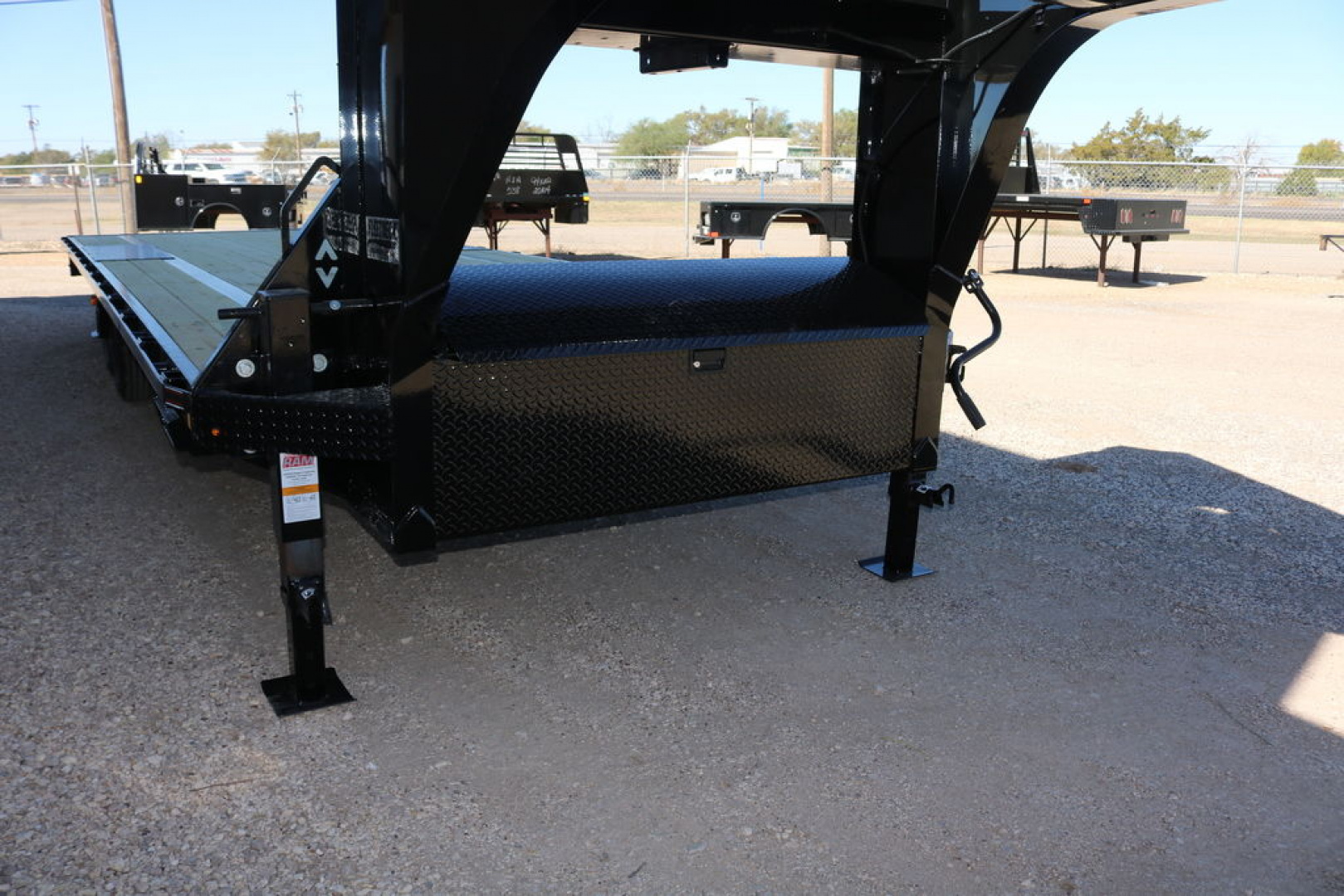 New 2024 Diamond C Trailers fmax 207