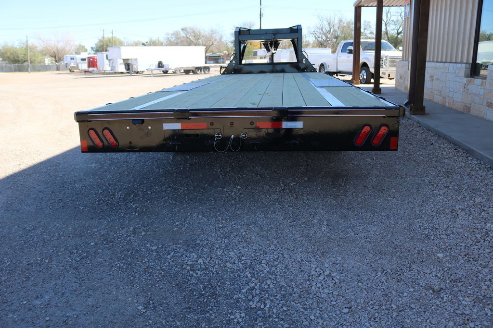 New 2024 Diamond C Trailers fmax 207