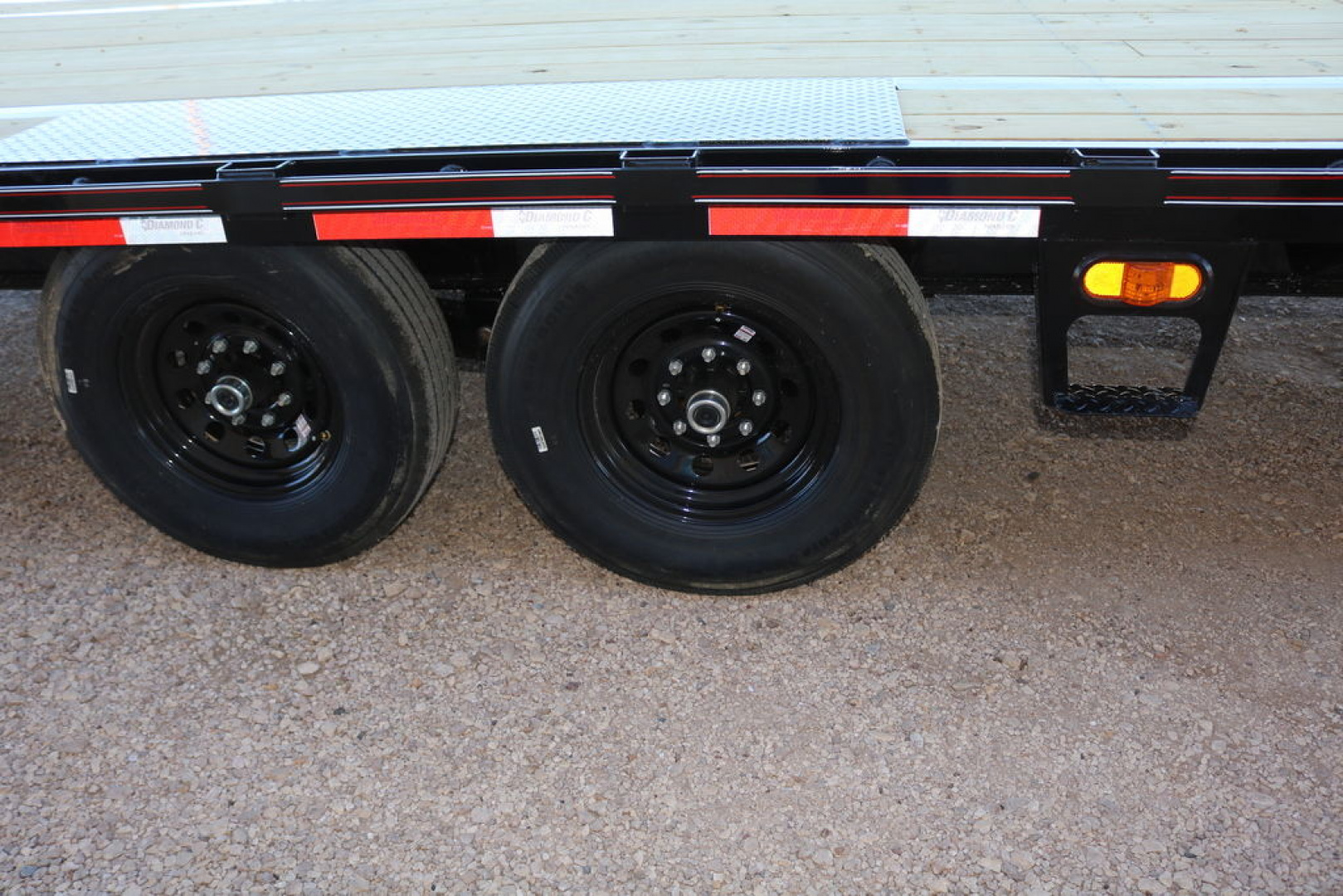 New 2024 Diamond C Trailers fmax 207