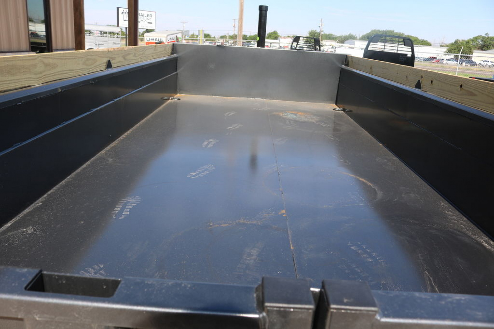 New 2025 Diamond C Trailers HDU 207