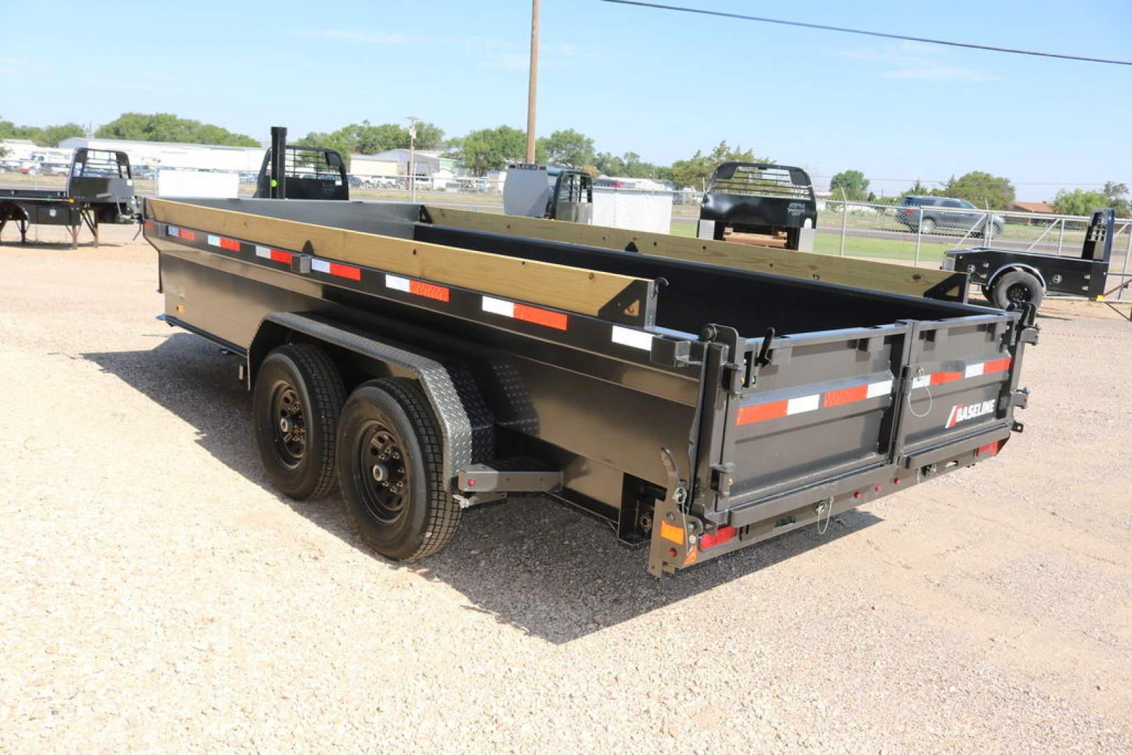 New 2025 Diamond C Trailers HDU 207