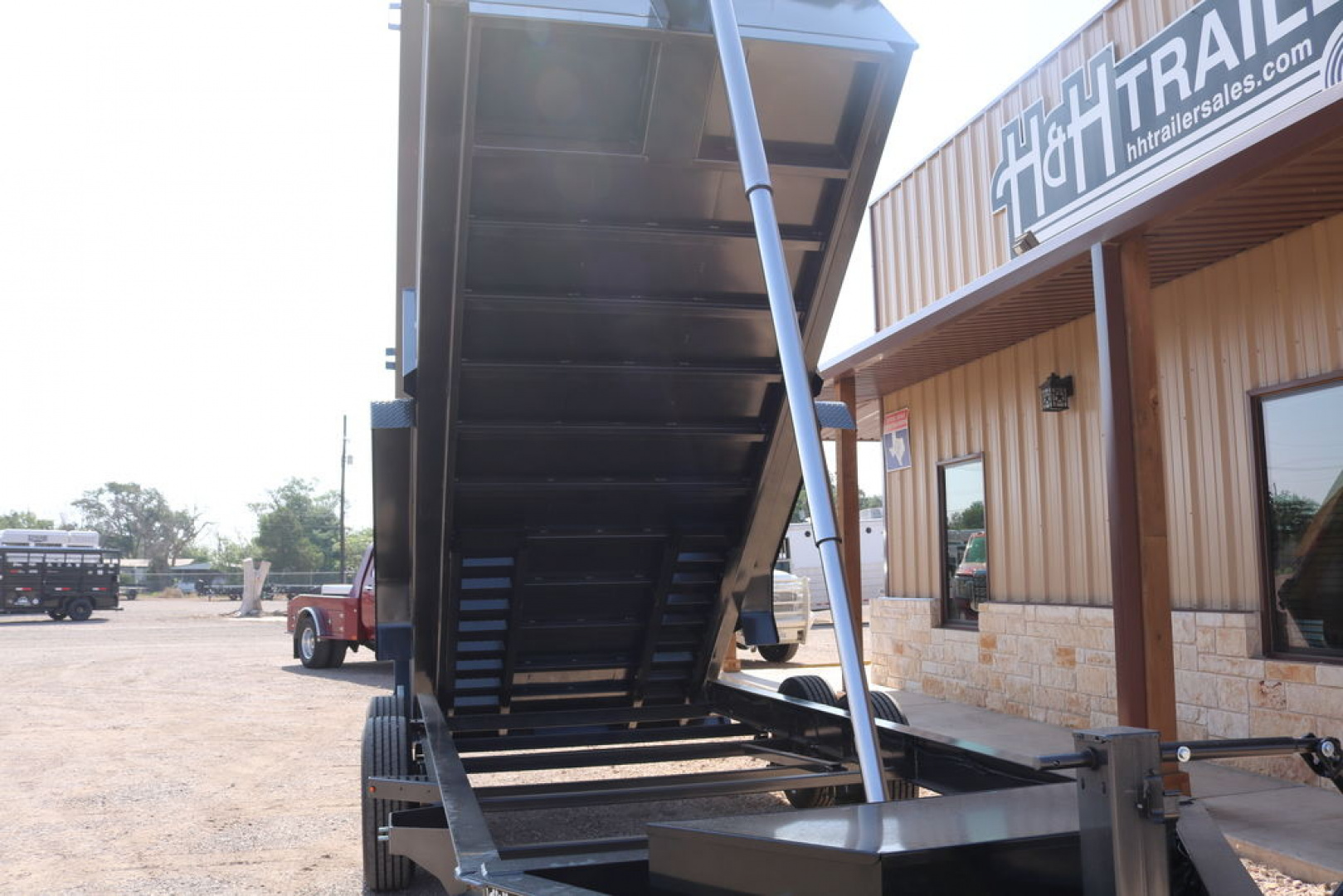 New 2025 Diamond C Trailers HDU208