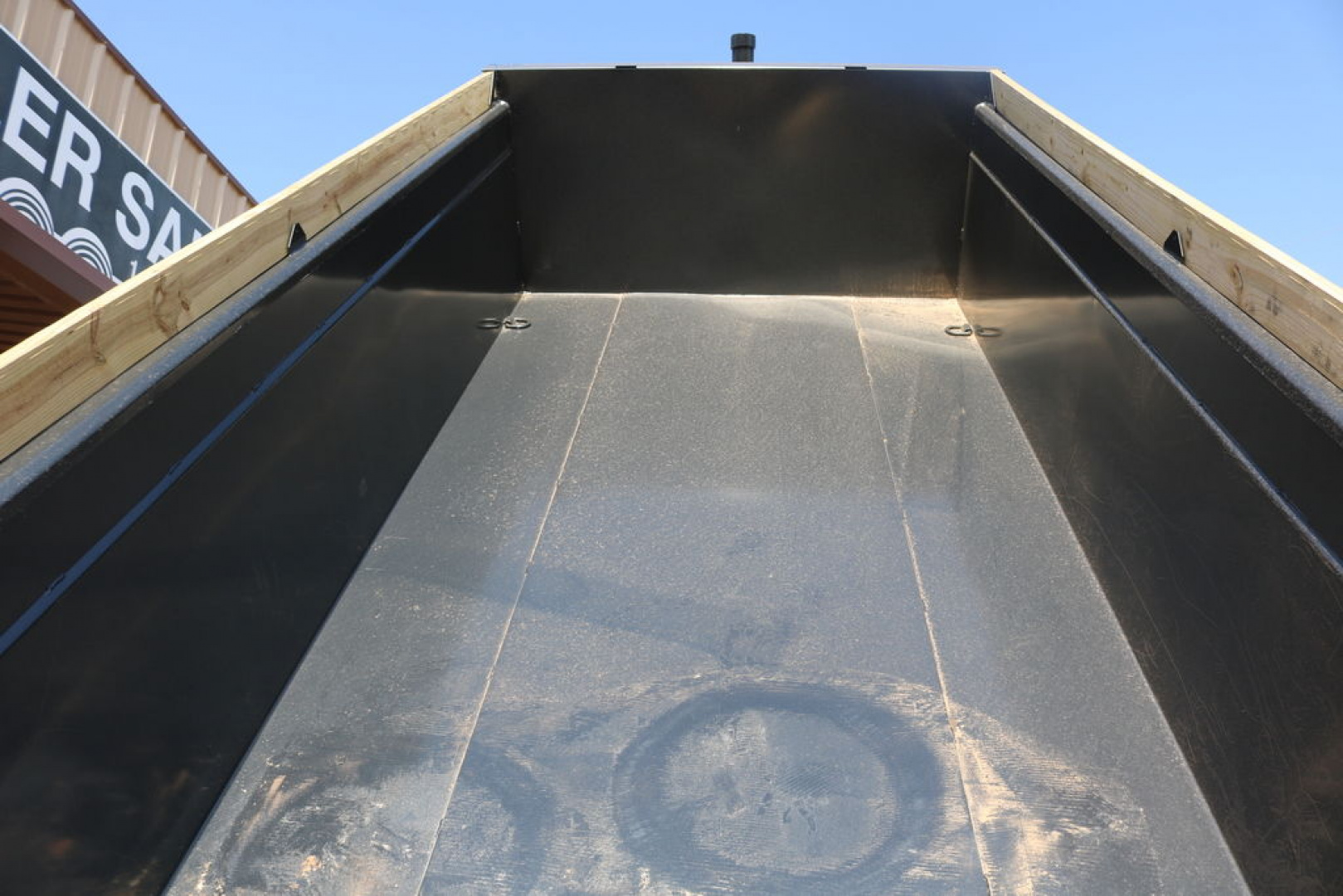 New 2025 Diamond C Trailers HDU208