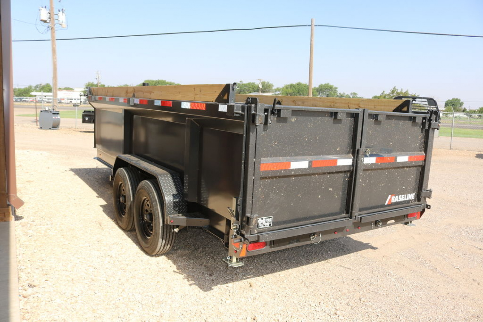 New 2025 Diamond C Trailers HDU208