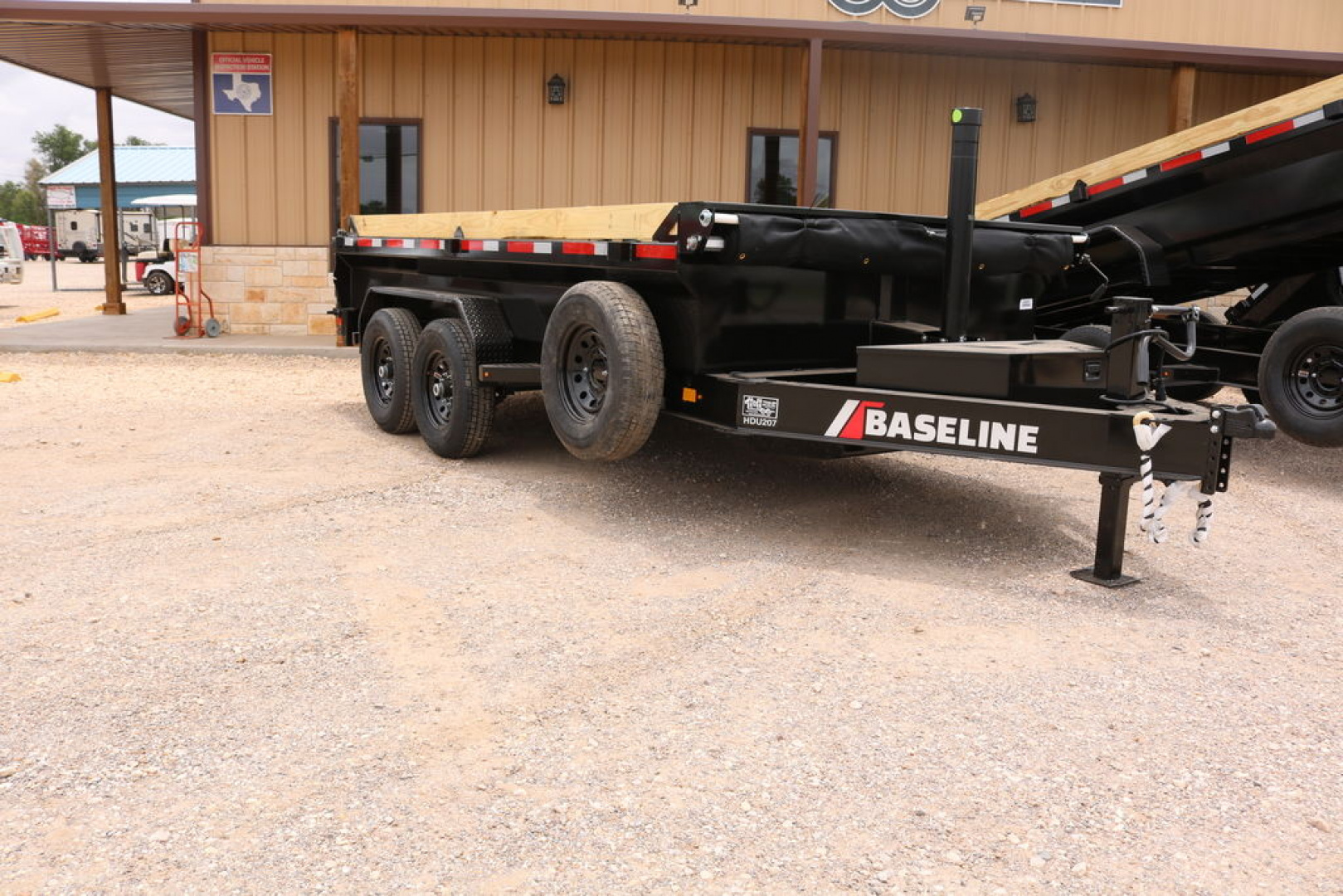 New 2025 Diamond C Trailers HDU207