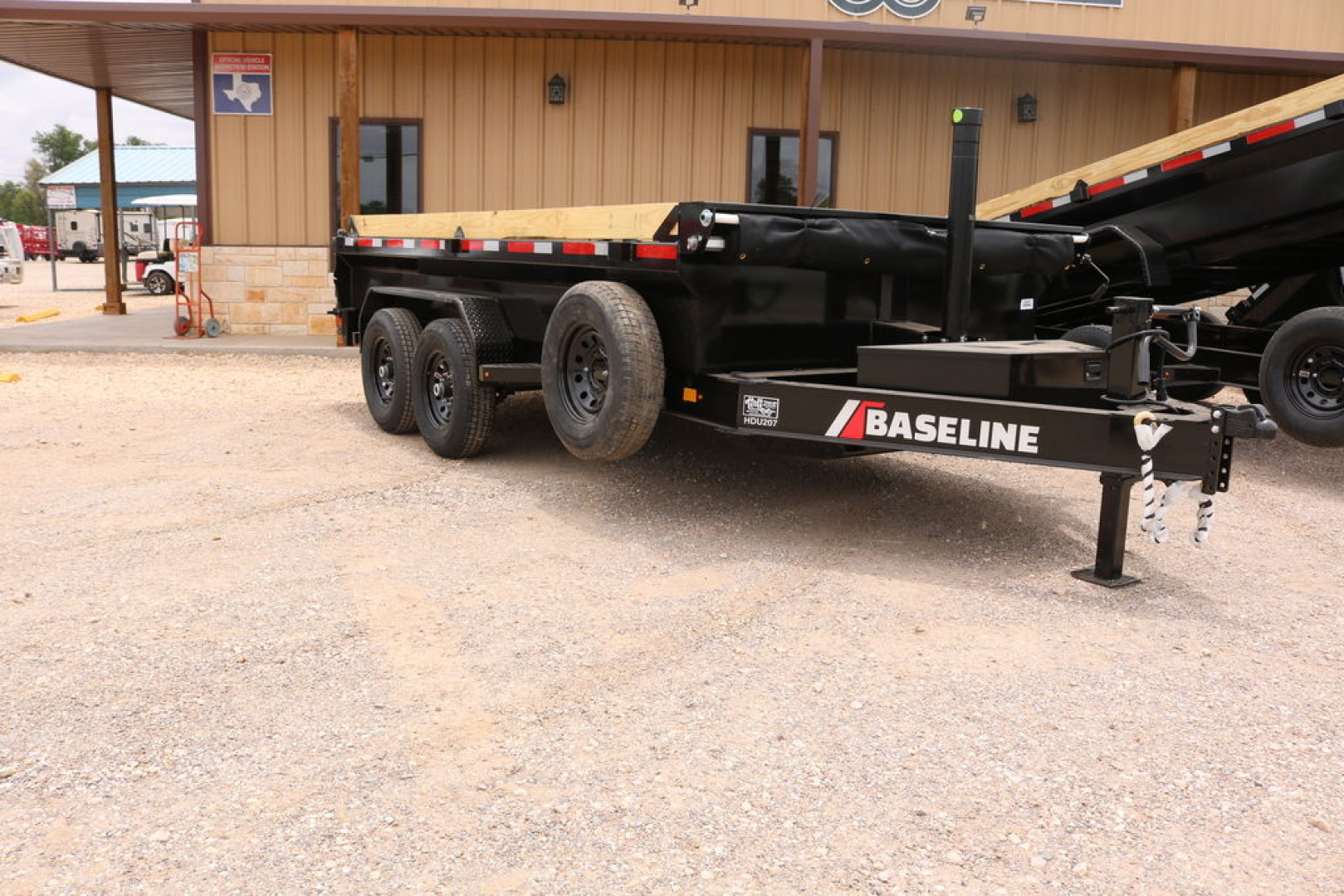 New 2025 Diamond C Trailers HDU207