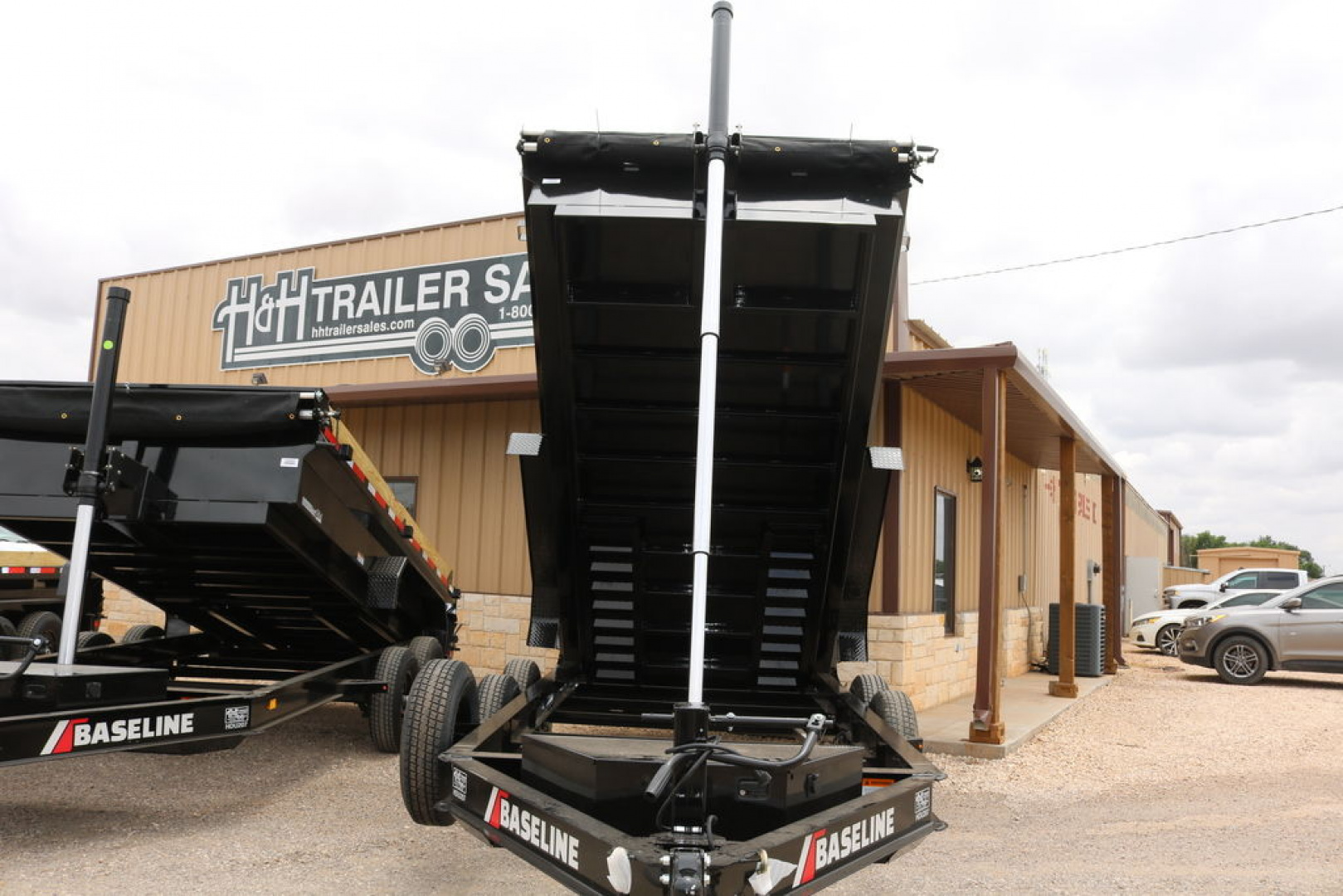 New 2025 Diamond C Trailers HDU207