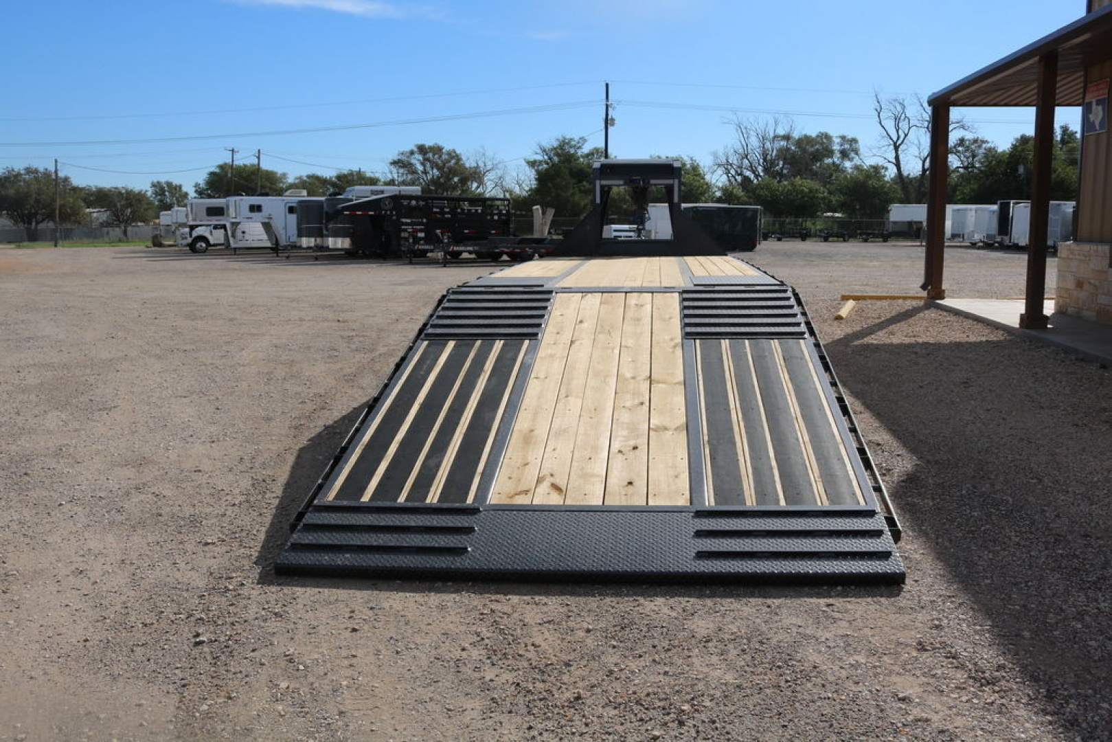 New 2025 Diamond C Trailers FMAX210HDT