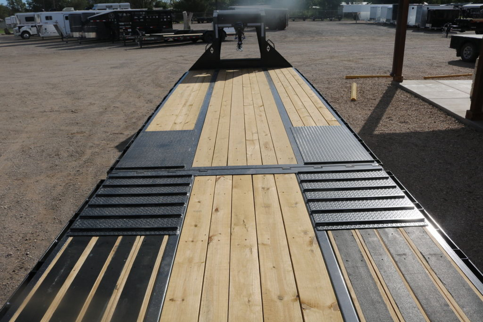 New 2025 Diamond C Trailers FMAX210HDT