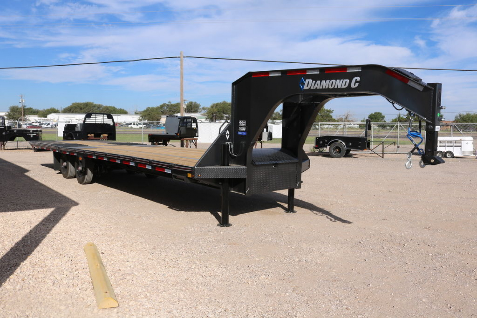 New 2025 Diamond C Trailers FMAX210HDT
