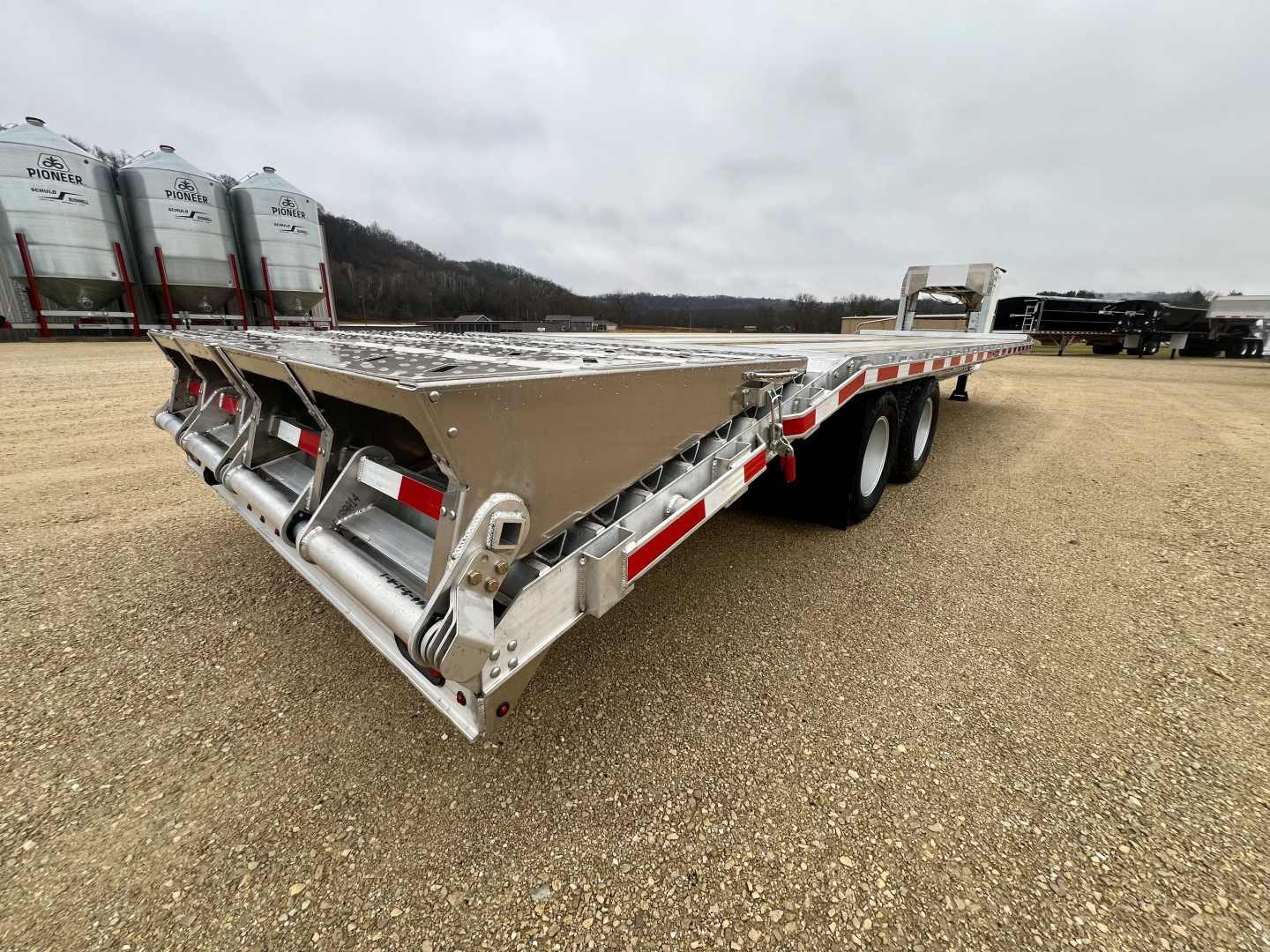 New 2025 EBY Trailers GN25K Flatbed Trailer