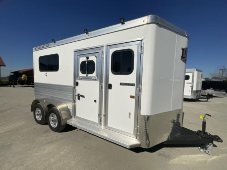 New 2025 Logan Coach BULLSEYE2BPSTR Horse Trailer