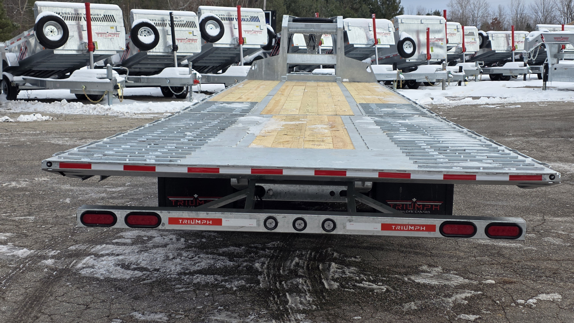 New 102X35 GALVANIZED 23' STATIONARY + 12' BEAVERTAIL GOOSENECK DECKOVER 16K AXLE POWER BEAVERTAIL 2026 TRIUMPH
