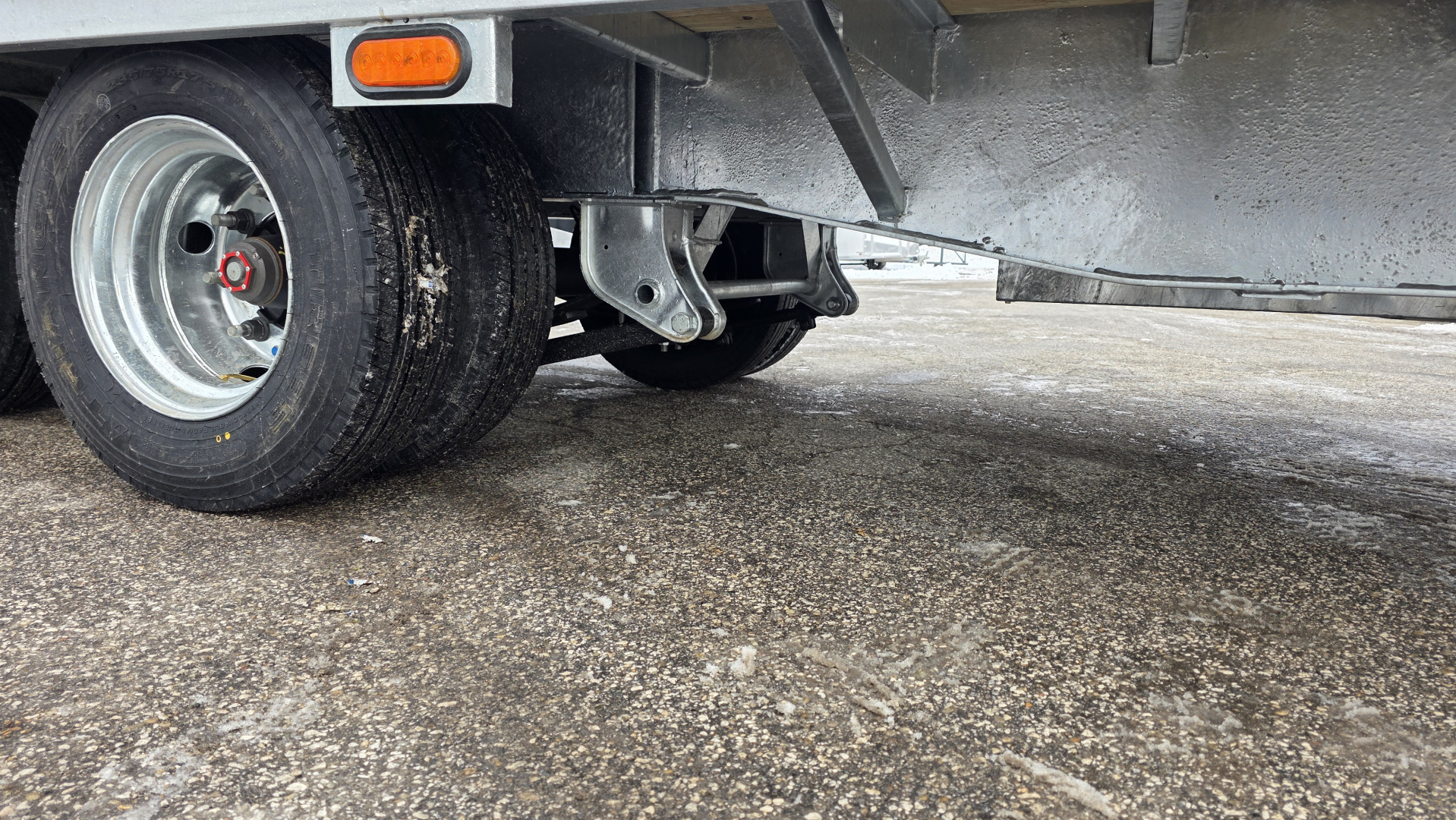 New 102X35 GALVANIZED 23' STATIONARY + 12' BEAVERTAIL GOOSENECK DECKOVER 16K AXLE POWER BEAVERTAIL 2026 TRIUMPH