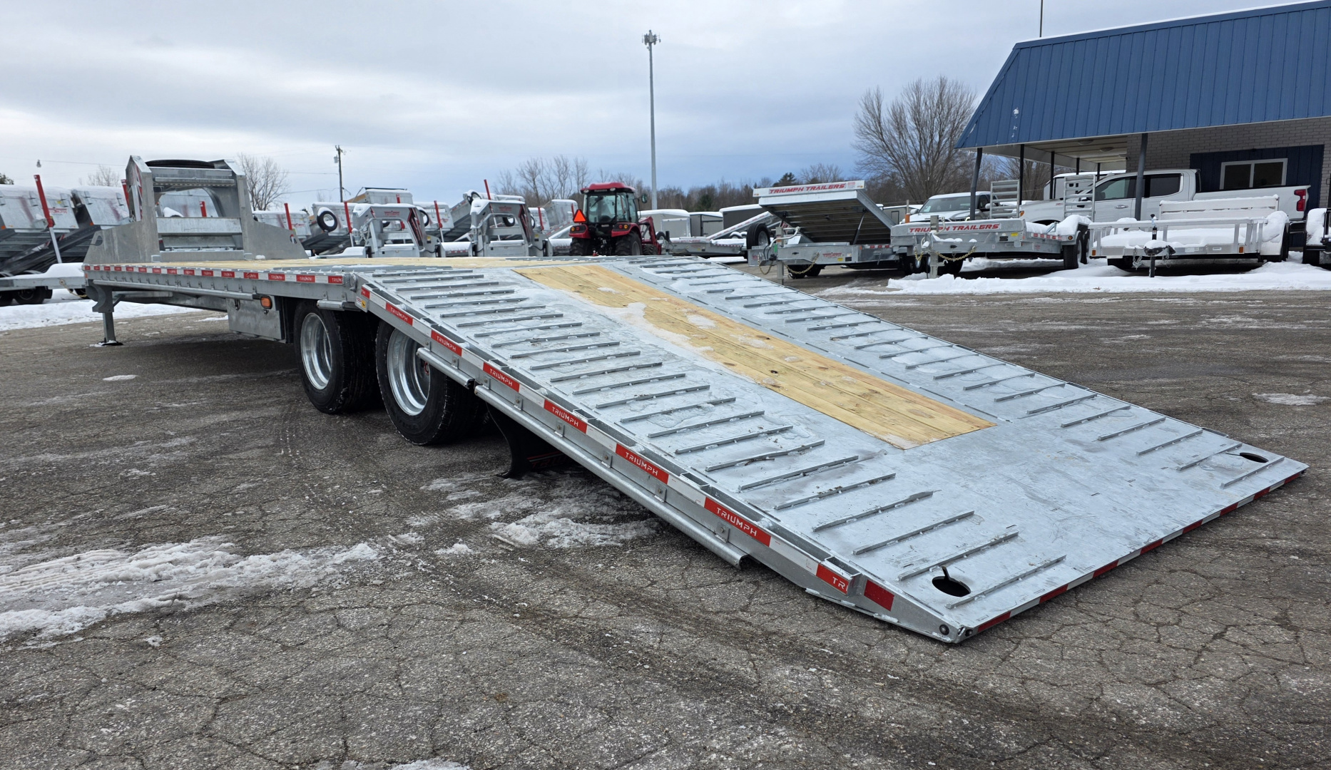 New 102X35 GALVANIZED 23' STATIONARY + 12' BEAVERTAIL GOOSENECK DECKOVER 16K AXLE POWER BEAVERTAIL 2026 TRIUMPH