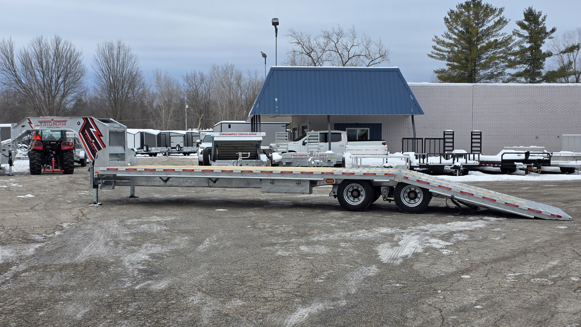 New 102X35 GALVANIZED 23' STATIONARY + 12' BEAVERTAIL GOOSENECK DECKOVER 16K AXLE POWER BEAVERTAIL 2026 TRIUMPH