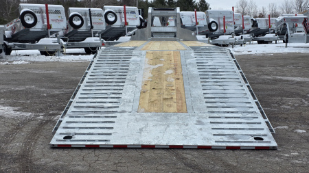 New 102X35 GALVANIZED 23' STATIONARY + 12' BEAVERTAIL GOOSENECK DECKOVER 16K AXLE POWER BEAVERTAIL 2026 TRIUMPH