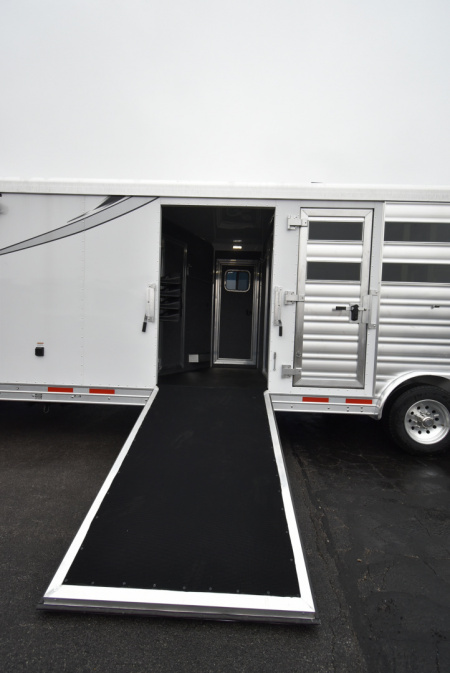 New 2026 Lakota CHL81413SR Horse Trailer
