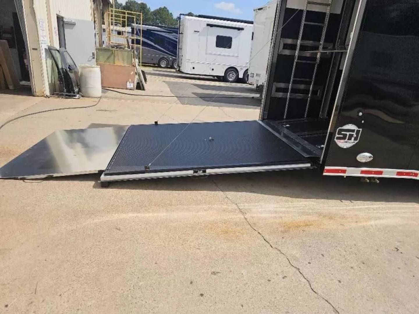 New 2025 United Trailers USH-8.526TR80 Stacker