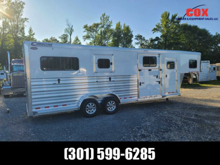 New 2023 Cimarron Trailers 2+1 Gn with Dressing/Tack Room Horse Trailer