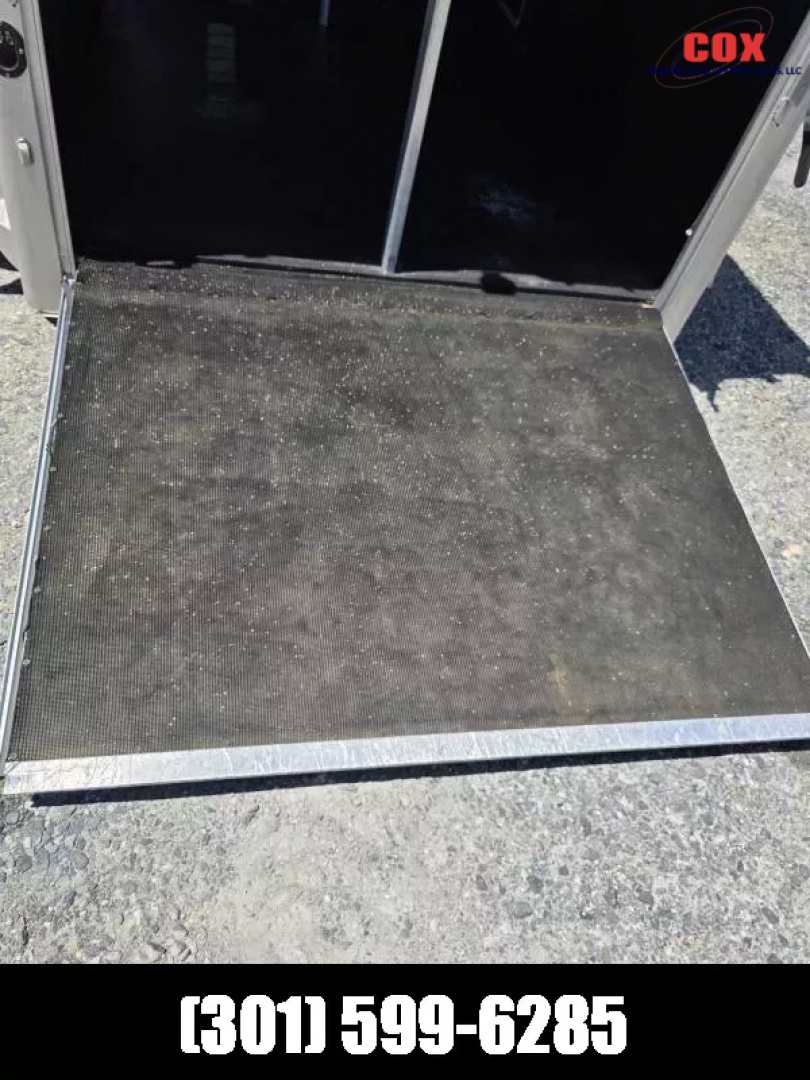 Used 2013 Cox Signature Series Cox Signature Series Warm Blood 2-hdrrm Horse Trailer