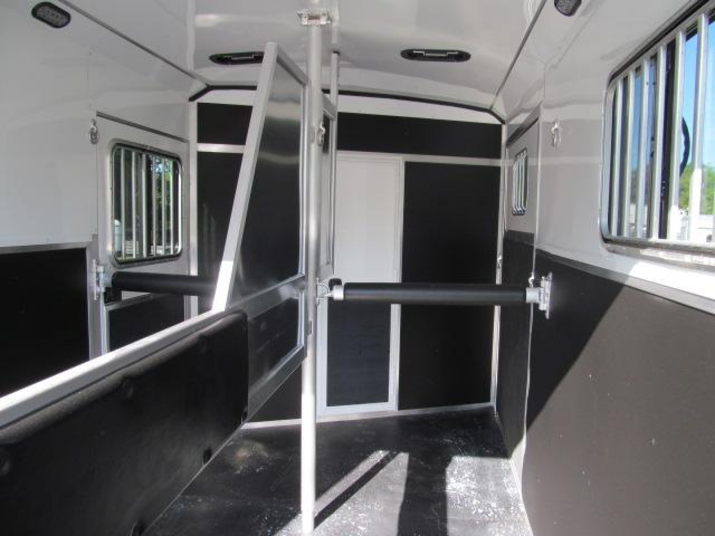 New Shadow Pro Series 2 H GN W/ Side Ramp and Dressing Room Horse Trailer