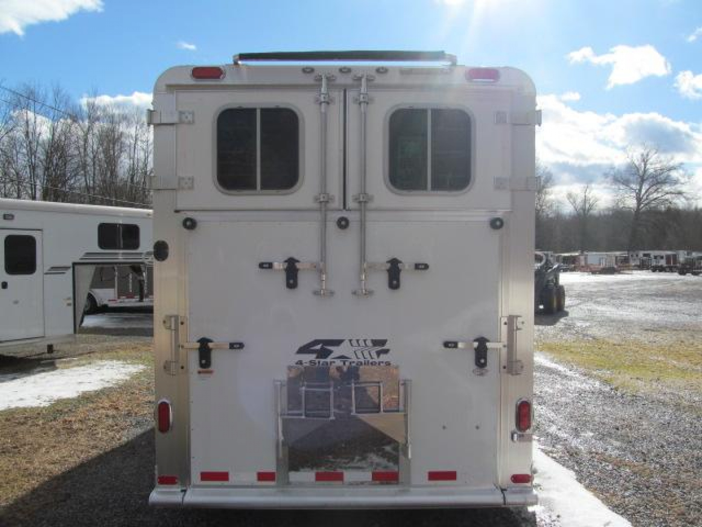 New 4-STAR 3/4 GN Pacer Deluxe Standardbred Trailer