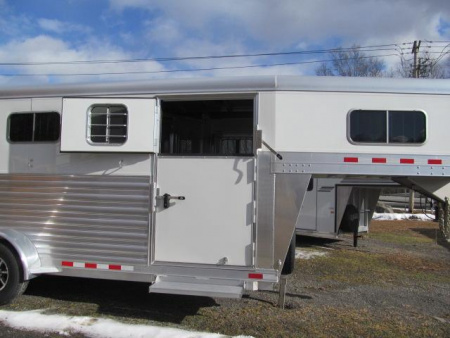 New 4-STAR 3/4 GN Pacer Deluxe Standardbred Trailer