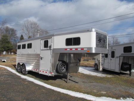 New 4-STAR 3/4 GN Pacer Deluxe Standardbred Trailer