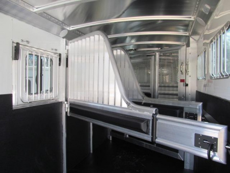 New 4-STAR 3/4 GN Pacer Deluxe Standardbred Trailer