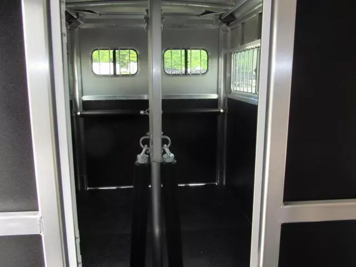 New Shadow Stablemate 2H BP w/ Dressing Room Horse Trailer