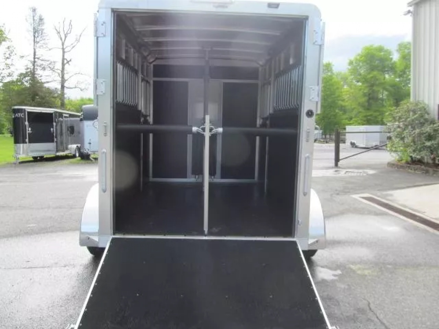 New Shadow Stablemate 2H BP w/ Dressing Room Horse Trailer