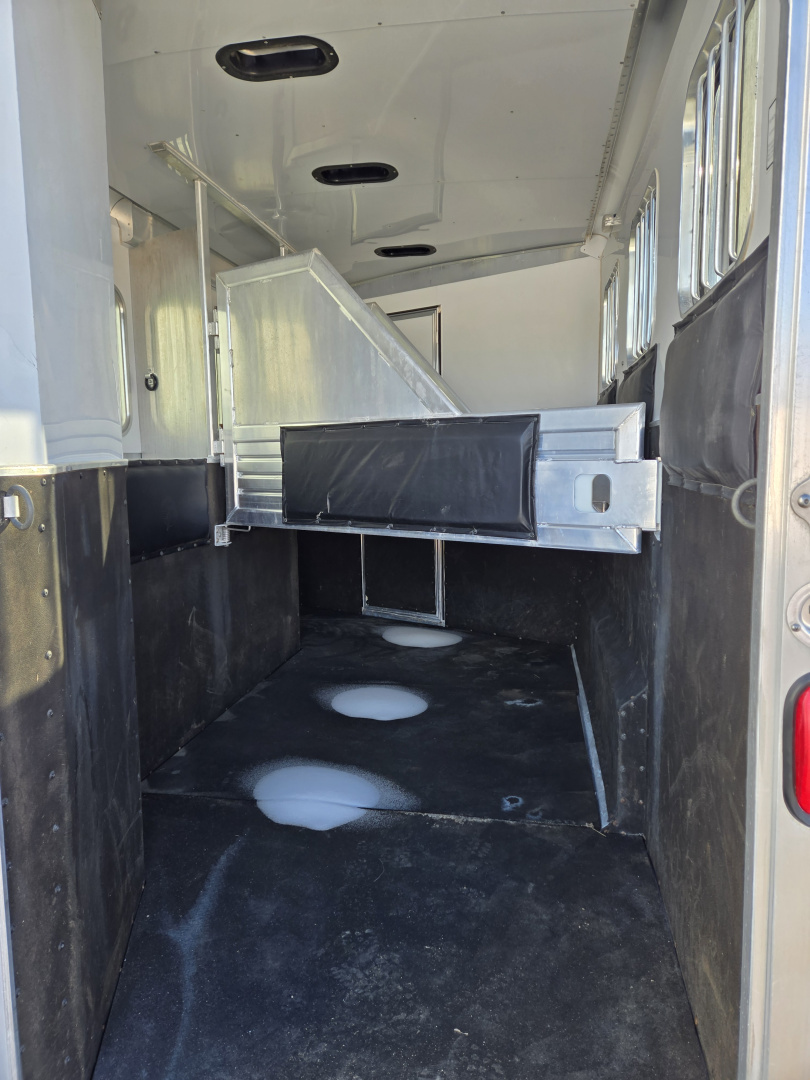 Used 2005 Featherlite 3H 9'SW Horse Trailer