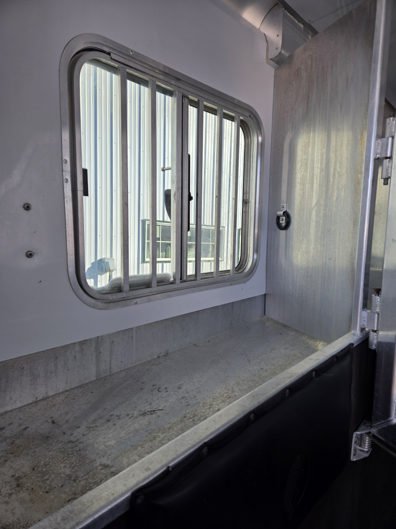 Used 2005 Featherlite 3H 9'SW Horse Trailer