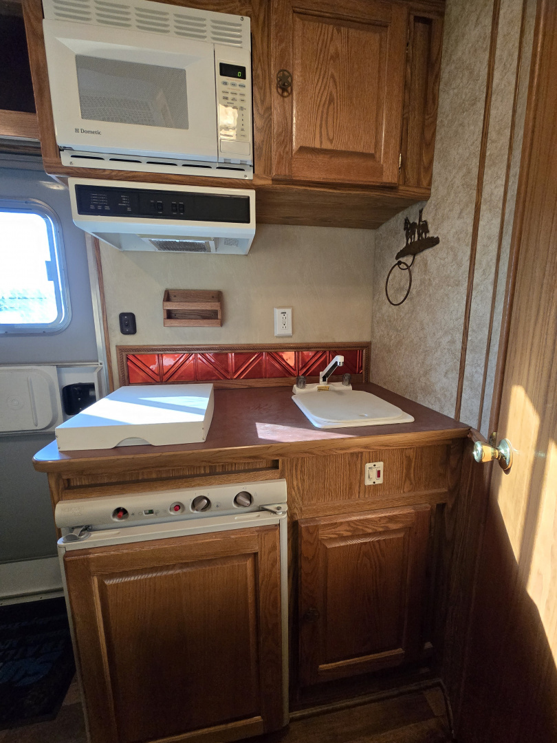 Used 2005 Featherlite 3H 9'SW Horse Trailer