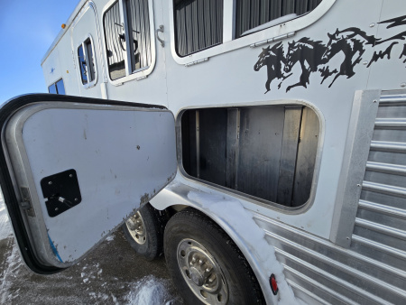 Used 2005 Featherlite 3H 9'SW Horse Trailer